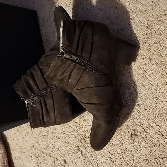 Booties in size 8 - Picture 4 of 4